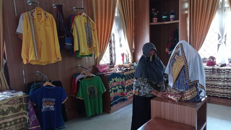 Ikhtiar Para Perajin Tapis di Tengah Pandemi