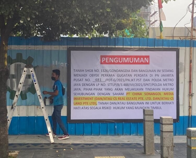 PT Media Property Indonesia memasang plang peringatan di Gedung Indonesia One, Jalan MH Thamrin, Jakarta Pusat. (Dok)