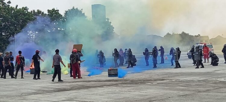Sebanyak 152 Personel Formed Police Unit (FPU) 3 Minusca latihan menghadapi teror senjata api, ledakan bom, dan demonstran di Pusdiklat Lantas Polri di Kawasan Serpong, Tangerang Selatan (Tangsel). Dok Polri