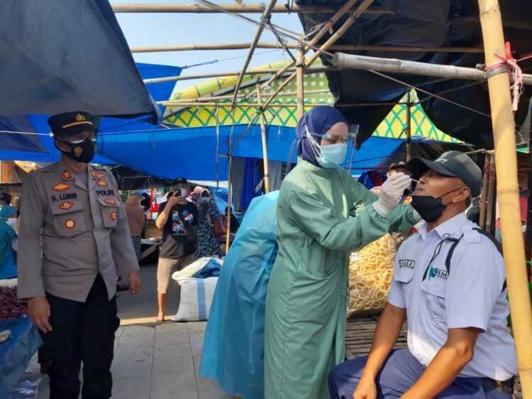 Tim Gugus Tugas Covid-19 Kecamatan Pagelaran, Pringsewu melakukan rapid tes acak di Pasar Pagelaran demi memutus mata rantai penularan covid-19, Kamis (19/8/2021). Dok