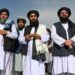 Juru bicara Taliban Zabihullah Mujahid (tengah) berbicara dalam sebuah konferensi pers di bandara Kabul, 31 Agustus 2021, usai kepergian pasukan terakhir AS dari Afghanistan. (Wakil Kohsar/AFP)