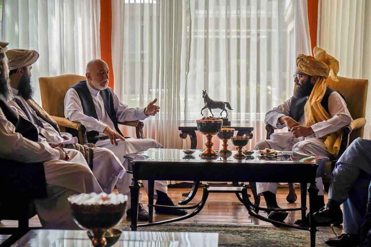 Mantan Presiden Afghanistan Hamid Karzai telah bertemu dengan seorang komandan Taliban dan pemimpin senior kelompok militan Jaringan Haqqani, Anas Haqqani, pada Rabu, 18 Agustus 2021 waktu setempat. (AFP PHOTO/Islamic Emirate of Afghanistan)