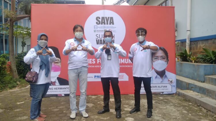 Apindo Lampung, OJK dan Permodalan Nasional Madani (PMN) Lampung berkolaborasi mendukung percepatan kekebalan kelompok (herd immunity) dengan menggelar vaksinasi massal, Senin (30/8/2021).