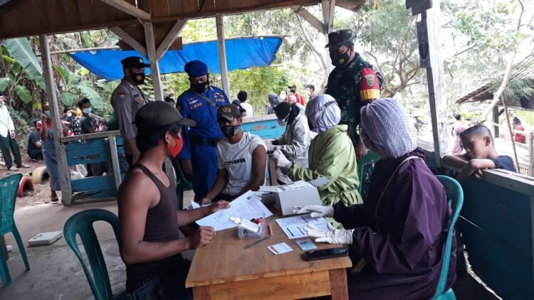Dinkes Lamsel melakukan vaksinasi terhadap warga Pulau Rimau Balak, Desa Sumur, Kecamatan Ketapang, Kamis, 19 Agustus 2021. Dok.Dinkes Lamsel