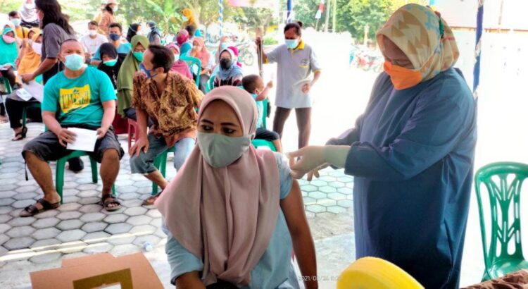 Salah satu masyarakat Kecamatan Palas, Lampung Selatan, saat mengikuti vaksinasi Covid-19 dosis yang pertama di halaman Puskesmas setempat, Selasa 24 Agustus 2021. Armansyah