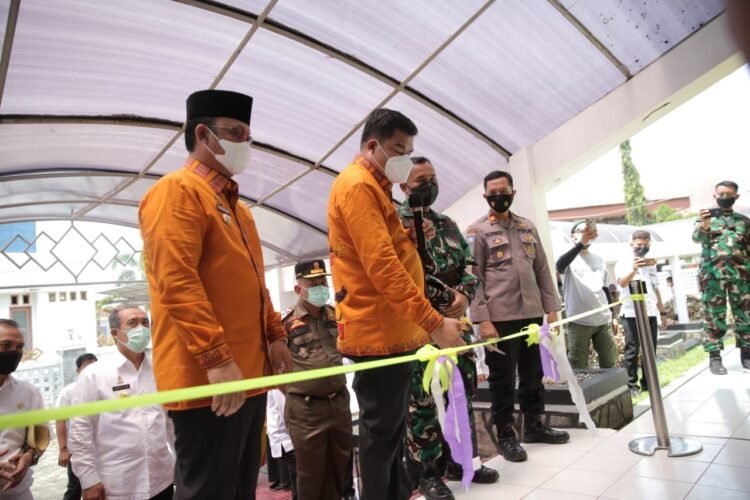 Bupati Lampung Tengah Musa Ahmad didampingi Wakil Bupati Lampung Tengah Ardito saat meresmikan Pusat Komando Penanganan Covid -19 di Kompleks Rumah Dinas Bupati Lampung Tengah, Rabu (8/9). Bupati Musa mengatakan dengan adanya penanganan terpusat, akan lebih memudahkan untuk mengontrol dan memantau pandemi Covid-19, sekaligus menangani sesuai dengan kondisi wilayah tertentu di Lamteng.
LAMPUNG POST/WAHYU PAMUNGKAS