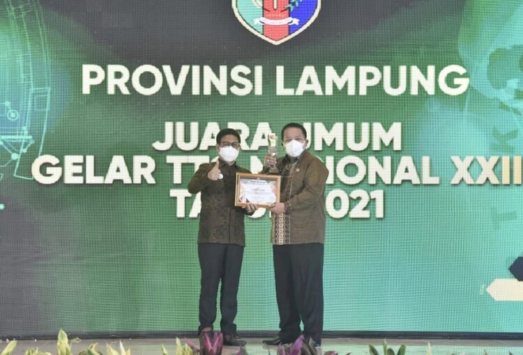 TERIMA PENGHARGAAN. Menteri Desa, Pembangunan Daerah Tertinggal, dan Transmigrasi Abdul Halim Iskandar memberikan penghargaan kepada Gubernur Lampung Arinal Djunaidi saat acara puncak Gelar Teknologi Tepat Guna Nasional XXII Tahun 2021 di Balai Makarti, Jakarta, Senin (20/9). Hadir bersama Gubernur pada penyerahan penghargaan di Jakarta, Bupati Lampung Timur M Dawam Raharjo, Bupati Tulangbawang Winarti, dan Kepala Dinas PMDT Provinsi Lampung Zaidirina.
DINAS KOMINFOTIK PROVINSI LAMPUNG