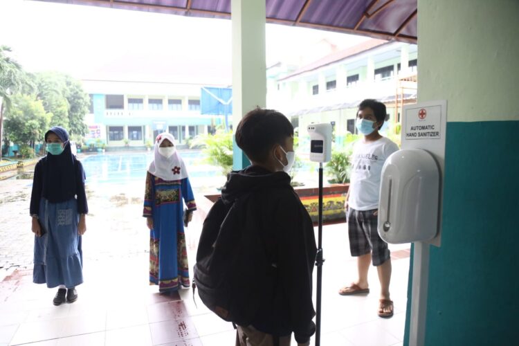 Van 20.25PERSIAPAN PTM DI BANDAR LAMPUNG. Siswa SMP Negeri 1 Bandar Lampung mengikuti simulasi protokol kesehatan untuk persiapan pembelajaran tatap muka (PTM) terbatas di sekolah tersebut, Senin (6/9).  Seluruh sekolah di Provinsi Lampung diimbau tidak memaksakan diri menggelar pembelajaran tatap muka (PTM) terbatas. Kesiapan sekolah melaksanakan protokol kesehatan (prokes) menjadi syarat utama untuk melaksanakan aktivitas belajar di dalam kelas.
LAMPUNG POST/ZAINUDDIN