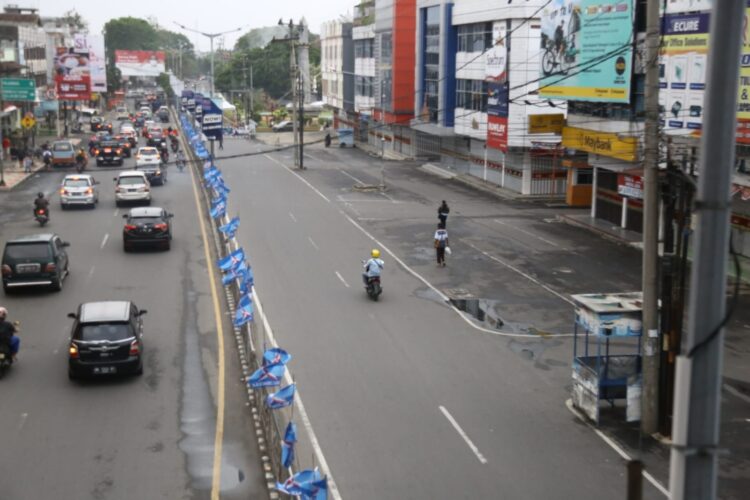PENYEKATAN KOTA BANDAR LAMPUNG. Situasi Jalan Kartini lengang dikarenakan adanya penyekatan PPKM level III, Minggu (12/9). Sejumlah ruas jalan di bandar Lampung seperti di Tugu Juang , Jalan Sudirman dan jalan di seputaran Masjid Agung Al Furqon masih disekat oleh Satlantas Polresta Bandar Lampung untuk mengurangi mobilitas warga.
n LAMPUNG POST / ZAINUDDIN