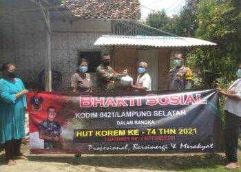 Babinsa Bagikan Sembako di Lima Desa