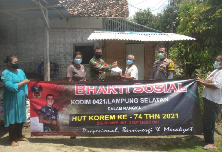 Babinsa Bagikan Sembako di Lima Desa