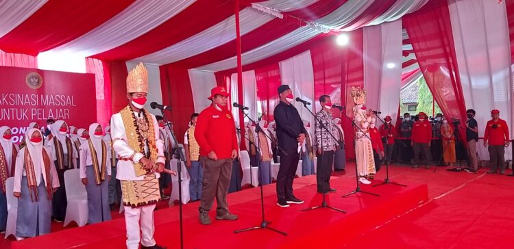 BIN) menginisiasi penyuntikan 7.500 dosis vaksin untuk pelajar dan masyarakat secara door to door di Tulangbawang Barat, Kamis (23/9).