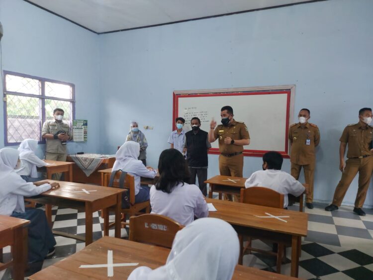 Bupati Pesawaran Dendi Ramadhona saat meninjau secara langsung pelaksanaan PTM di SMK Pelita, Senin (13/9/2021).