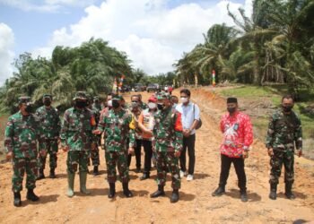 Karya Bakti TNI Bangun Desa Labuhan Baru