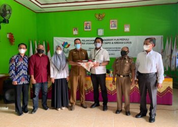 Bantuan secara simbolis berupa peralatan & perlengkapan pendukung kerajinan sulam tapis diserahkan Manager Bagian Keuangan & Umum PT PLN (Persero) Unit Pelaksana Pembangkitan Sebalang, Agung Priambada,selaku ketua tim TJSL PLN UPK Sebalang pada pembukaan Pelatihan Sulam Tapis & Kreasi Lukis di Balai Desa Tarahan.Lampung Post/ Perdhana