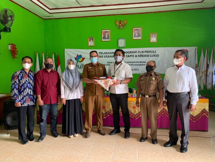 Bantuan secara simbolis berupa peralatan & perlengkapan pendukung kerajinan sulam tapis diserahkan Manager Bagian Keuangan & Umum PT PLN (Persero) Unit Pelaksana Pembangkitan Sebalang, Agung Priambada,selaku ketua tim TJSL PLN UPK Sebalang pada pembukaan Pelatihan Sulam Tapis & Kreasi Lukis di Balai Desa Tarahan.Lampung Post/ Perdhana