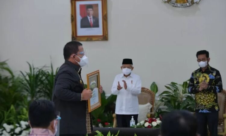 Gubernur Lampung terima
Penghargaan Abdi Bakti Tani 2021 dari Wapres.
Dok Antara