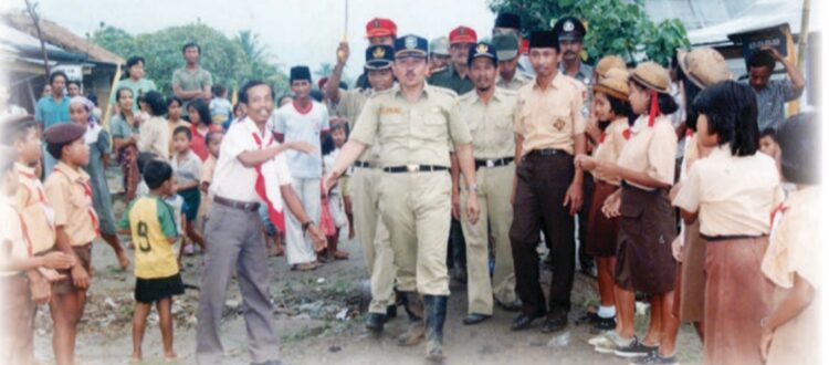 Kegiatan Bupati Lampung Barat
periode 1992—1997 Umpu Singa. dok Pemkab Lambar