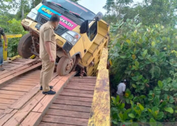 Jembatan utama desa Sinli Jurung Bangka roboh. foto : Antara