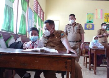 Bupati Lampung Selatan (Lamsel) Nanang Ermanto blusukan memantau jelannya pembelajaran tatap muka (PTM) di sejumlah SD dan SMP di Kecamatan Natar, Selasa (21/9). (Dok)