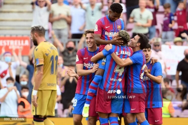 Pemain Barcelona merayakan kemenangan atas Levante.(AFP/LLUIS GENE)