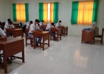 Suasana pembelajaran tatap muka (PTM) SMAN 5 Bandar Lampung. SMAN 5 menerapkan sistem shift pagi dan siang guna mencegah kerumunan siswa di sekolah.