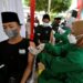 Seorang santri menerima suntikan vaksin Covid-19 saat vaksinasi massal bagi peserta didik dan pengajar di Pondok Pesantren Madarijul Ulum, Bandar Lampung, Lampung, Senin (6/9). (ANTARA FOTO/ARDIANSYAH)