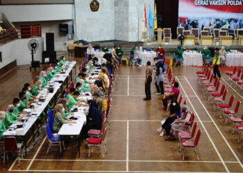 VAKSINASI BATCH 7 DI UNILA. Peserta mengikuti vaksinasi batch 7 dosis pertama di Gedung Serbaguna Unila, Minggu (19/9). Vaksinasi ini ditujukan bagi mahasiswa, dosen, tenaga kependidikan Unila, serta masyarakat umum.