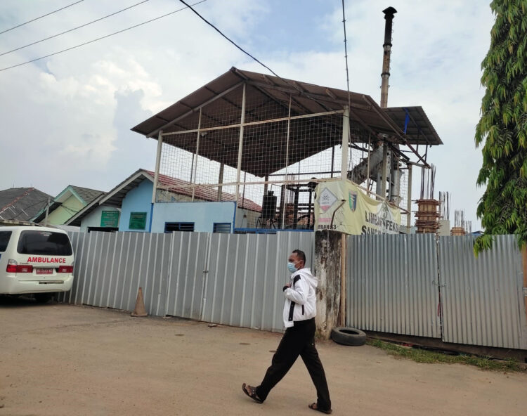 INSINERATOR TIDAK BERFUNGSI. Pengunjung lewat depan alat insinerator sampah milik RSUD Abdul Moeloek (RSUDAM) Bandar Lampung, Minggu (5/9). Insinerator yang berada di RSUDAM sudah tidak difungsikan sejak 2016 silam. Pencabutan izin karena beberapa faktor, salah satunya faktor kesehatan lingkungan sekitar serta persyaratan lain sesuai dengan peraturan Menteri Lingkungan Hidup dan Kehutanan (Kemen-LHK).
LAMPUNG POST/SUKISNO