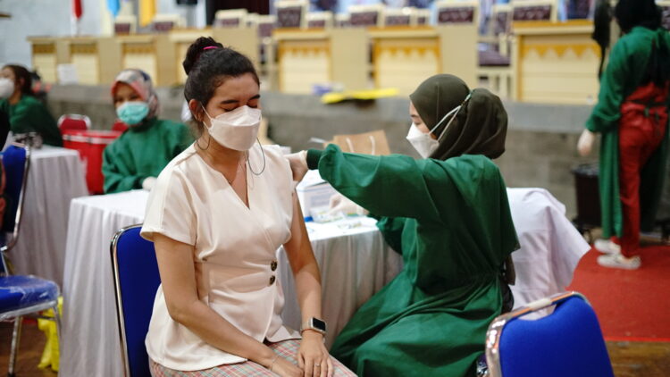 VAKSINASI MAHASISWA. Seorang mahasiswa mengikuti vaksinasi batch 7 dosis pertama di Gedung Serbaguna Unila, Minggu (19/9). Kalangan perguruan tinggi di Lampung mengharapkan bantuan stok vaksin guna mengejar Pembelajaran Tatap Muka (PTM) di kampus.
(DOK UNILA)