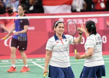Pebulutangkis ganda putri Indonesia Oktila Leani Ratri (kiri) dan Sadiyah Khalimatus melakukan selebrasi saat bertanding melawan wakil China Cheng He Fang-Ma Huihui pada final pertandingan bulutangkis nomor ganda putri kategori SL3-SU5 Paralympic Games Tokyo 2020 di Yoyogi National Stadium, Tokyo, Jepang, Sabtu (4/9/2021). Leani-Khalimatus meraih medali emas setelah mengalahkan Cheng He Fang-Ma Huihui dengan skor 21-18 dan 21-12. ANTARA FOTO/HO-NPC Indonesia/wpa/aww.