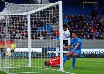 JERMAN KALAHKAN ISLANDIA 4-0. Gelandang Jerman Serge Gnabry melepaskan tendangan yang melewati bek Islandia Victor Palsson (kanan) dan kiper Islandia Hannes Halldorsson dan berhasil mencetak gol pembuka pada pertandingan sepak bola Grup J Kualifikasi Piala Dunia Qatar 2022 antara Islandia dan Jerman di Reykjavik, Kamis (9/9). Jerman menang telak 4-0 atas Islandia pada pertandingan tersebut.
(AFP/ODD ANDERSEN)