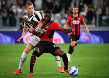 Juventus' Swedish forward Dejan Kulusevski (L) challenges AC Milan's English defender Fikayo Tomori during the Italian Serie A football match between Juventus and AC Milan at the Juventus stadium in Turin, on September 19, 2021. (Photo by Isabella BONOTTO / AFP)