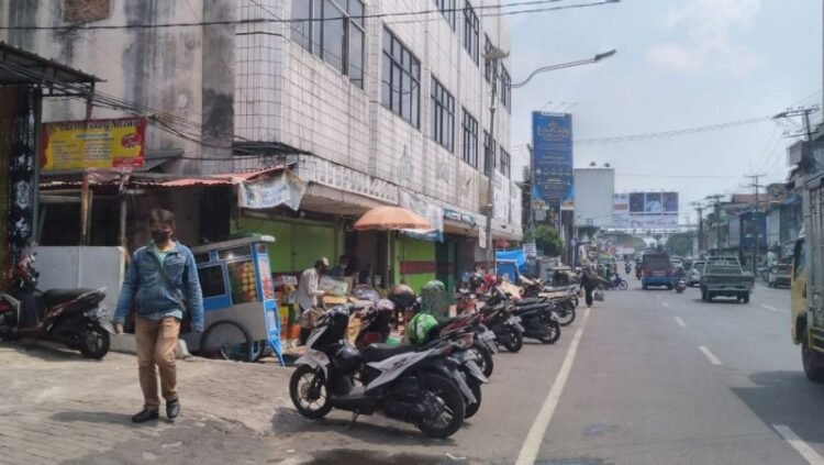 Kondisi pertokoan di Jalan RA Kartini, Bambu Kuning, Bandar Lampung, Selasa 21 September 2021.Lampung Post/Triyadi Isworo
