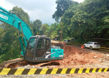 Alat berat disiapkan untuk melakukan perbaikan jalan yang rusak akibat longsor di jalur jalan Cipanas-Warung Banten di Kabupaten Lebak. 
ANTARA/Mulyana