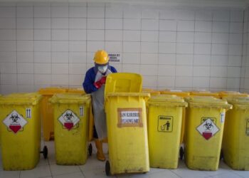 Ilustrasi. Penanganan limbah medis. Antara Foto