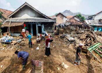 Warga Flores Timur Mengungsi di 17 Titik