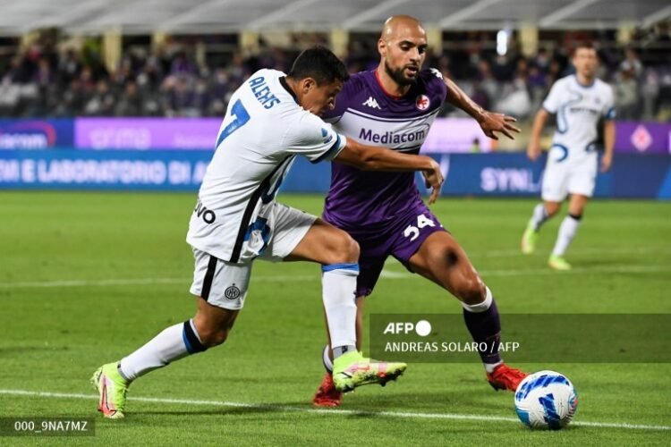 Penyerang Inter Milan, Alexis Sanchez, berduel dengan gelandang Fiorentina, Sofyan Amrabat (AFP/Andreas Solaro)