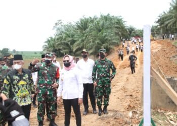 TNI Bangun Jalan di Kampung Gunungtapa Ilir