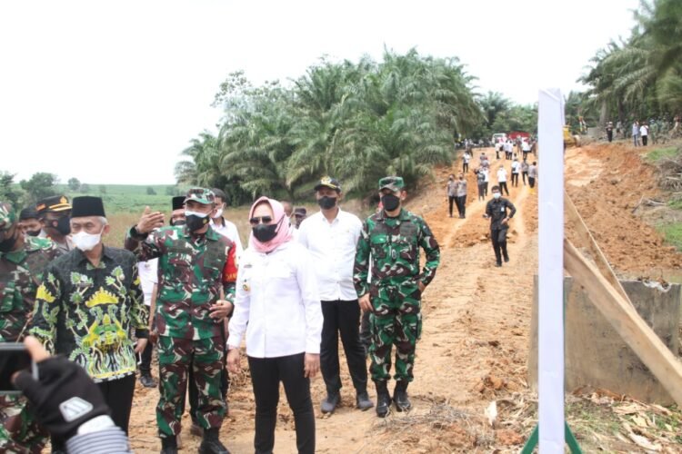 TNI Bangun Jalan di Kampung Gunungtapa Ilir