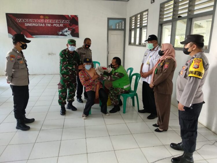 Komandan Kodim 0422/Lampung Barat Letnan Kolonel Czi Benni Setiawan (Han) meninjau langsung pelaksanaan kegiatan vaksinasi Covid-19 terhadap siswa SMPN 3 Liwa, Rabu (22/9).