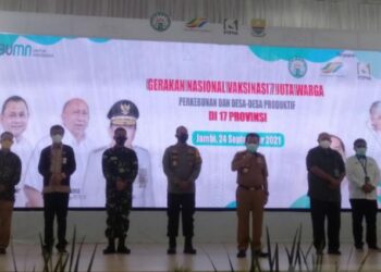 Para Pejabat yang hadir pada acara vaksinasi nasional di PTPN 6 Jambi.NTARA/HO