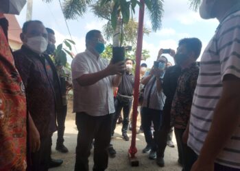 Ketua Komisi IV DPR RI Sudin menyerahkan bibit kakao kepada petani di Hortipark Desa Negeri Sakti, Kecamatan Gedongtataan, Pesawaran, Sabtu, 18 September 2021. (dok. lampost.co)