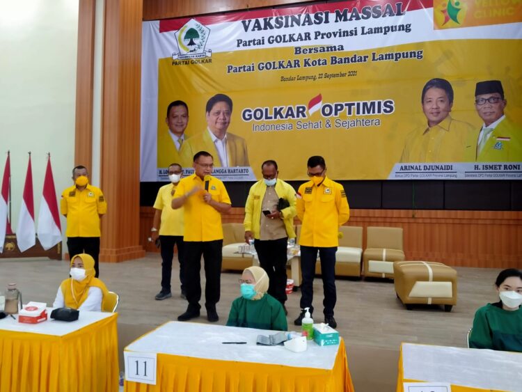 Sekretaris DPP Partai Golkar Letjen TNI (Purn) Lodewijk F Pauluz dan Sekretaris DPD Partai Golkar Lampung Ismet Roni saat meninjau vaksinasi massal yang dilakukan jajaran DPD I Partai Golkar Lampung di aula kantor DPD I, Rabu (22/9).