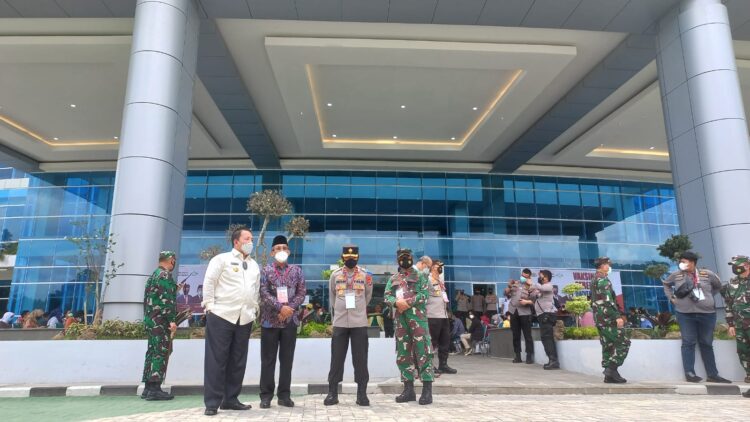 Panglima TNI Marsekal TNI Hadi Tjahjanto bersama Kabaharkam Polri Komjen Arief Sulistyanto meninjau vaksinasi Mahasiswa UIN Raden Intan Lampung dan Masyarakat umum.