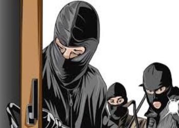 Tiga Pria Mencuri Dekat Kantor Polisi