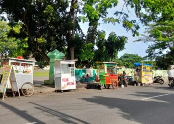 Pedagang kaki lima (PKL) disekitaran Lapangan Enggal Saburai Bandar Lampung. Lampost/Triyadi Isworo