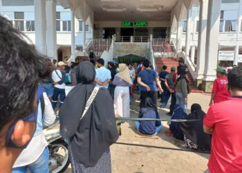 Warga Bandar Lampung memadati serbuan vaksin merdeka covid-19 di pelataran Masjid Alfruqon, Lungsir, Telukbetung Utara, Bandar Lampung, Rabu (8/9).