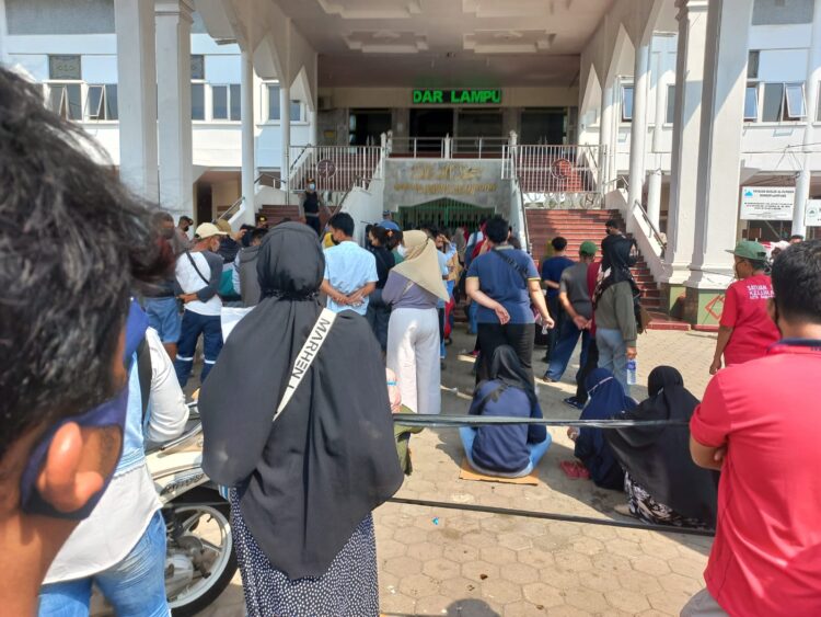 Warga Bandar Lampung memadati serbuan vaksin merdeka covid-19 di pelataran Masjid Alfruqon, Lungsir, Telukbetung Utara, Bandar Lampung, Rabu (8/9).