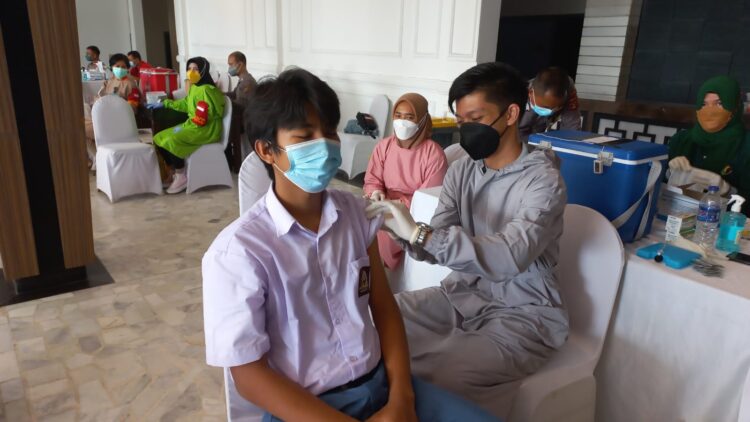 SMA Perintis II Bandar Lampung dan Polda Lampung menggelar vaksinasi pelajar di Gedung Graha Wangsa, Telukbetung Selatan, Senin (27/9).
